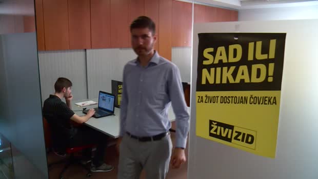 Oko huškačkog napada Živog zida na novinarku agažirala se i policija