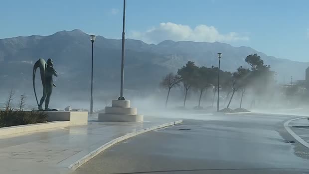 Orkanska bura paralizirala Dalmaciju