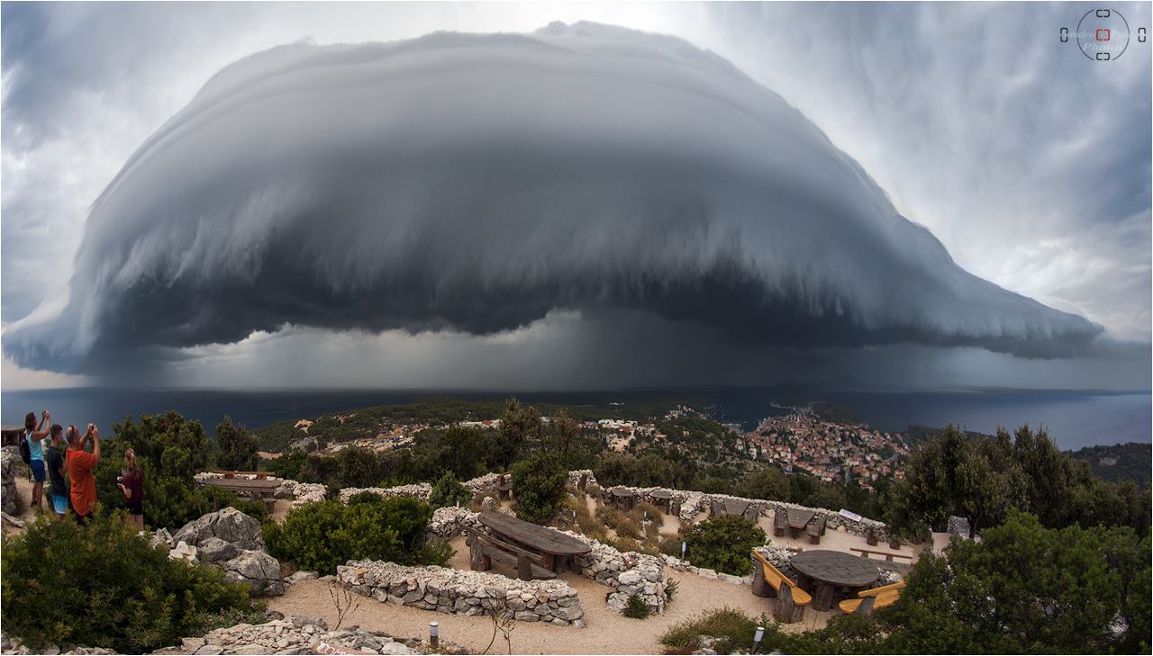 Panorama Arcus (Shelf) oblaka iznad grada Lošinja