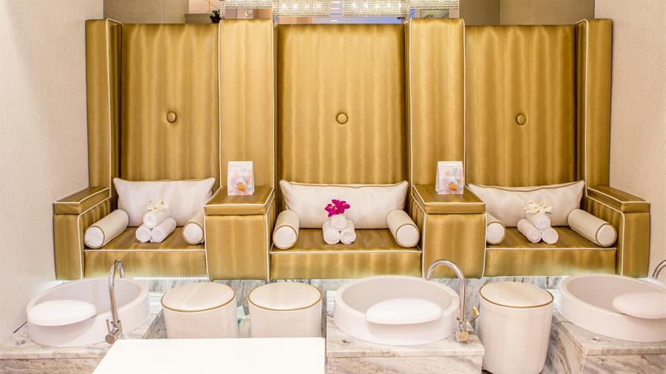 pedicure-massage-therapist-spa-161737