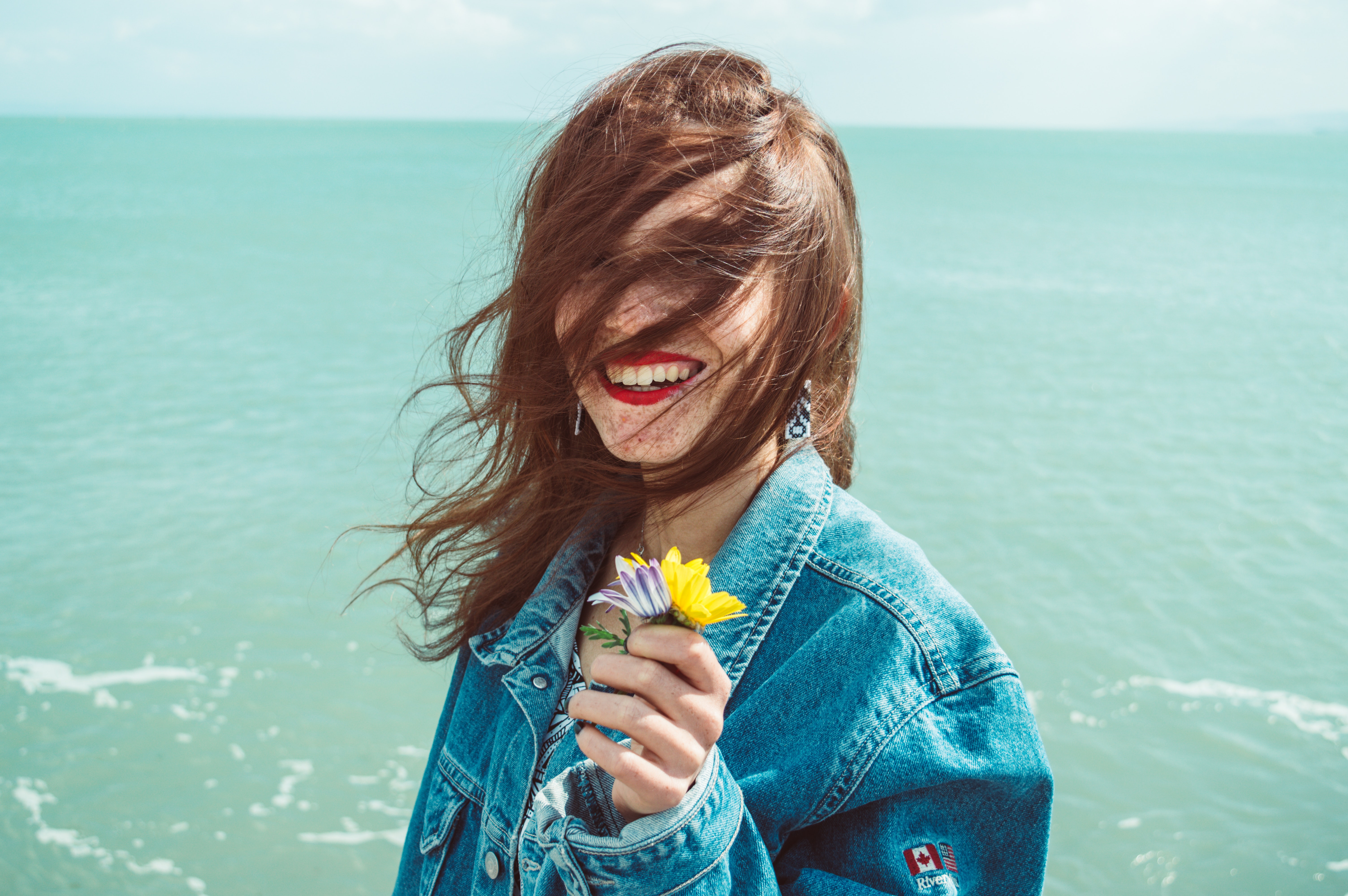 osmijeh. sreća, žena, djevojka, ljepota, zdravlje, cvijet, more, vjetar