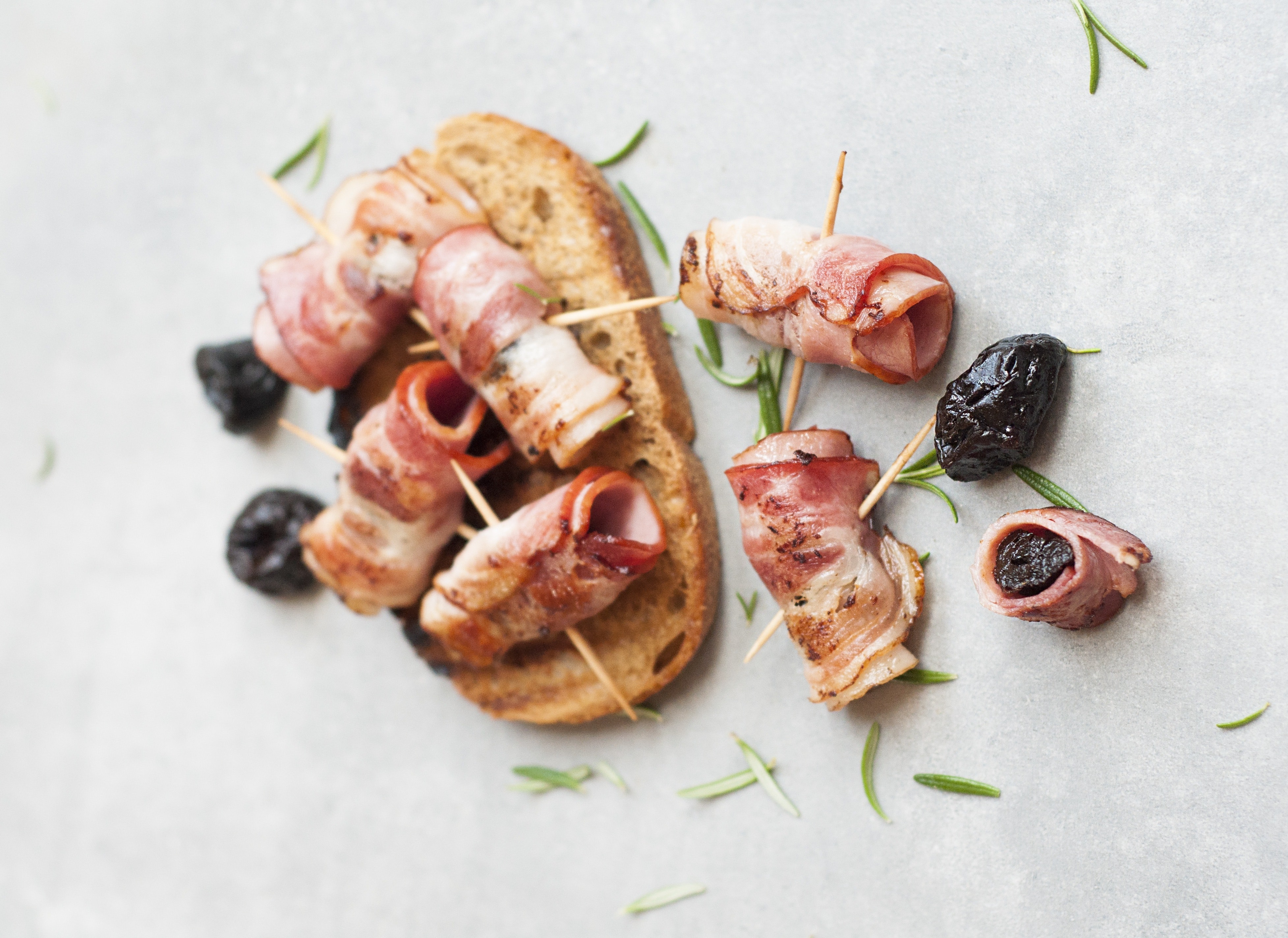 suhe šljive, slanina