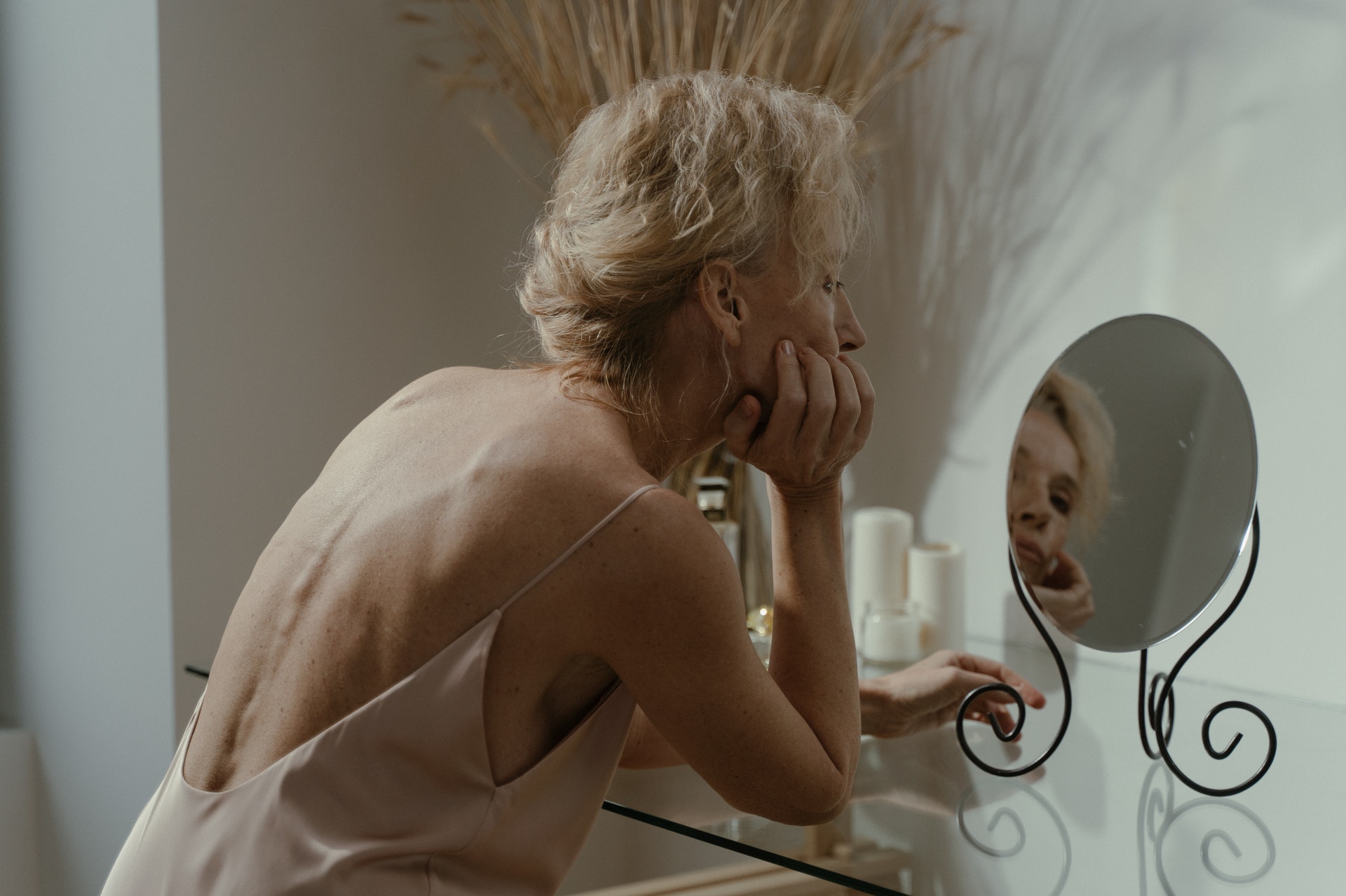 starija žena, stara, starije osobe, baka, stara koža