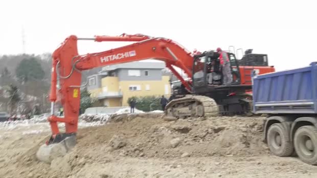 Počinje gradnja sljemenske žičare, na terenu Bandić, svećenik, tamburaši