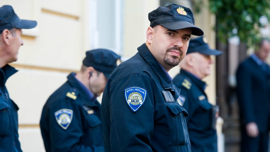 policija_policajac_policajci_cropix