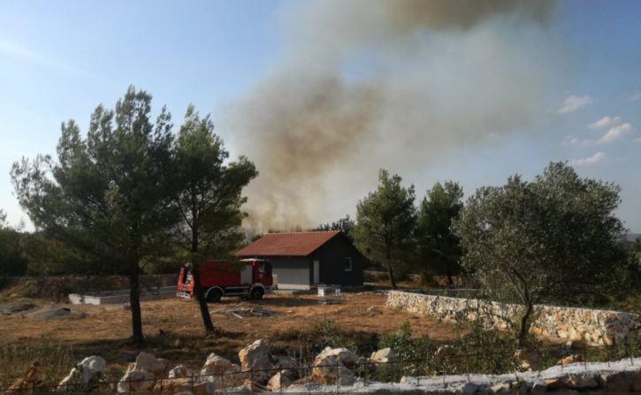 pozar-kod-kuce-u-zatonu-104585-725x447