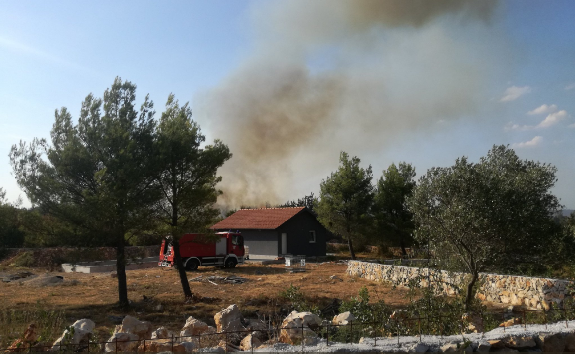 Požar kod kuće u Zatonu