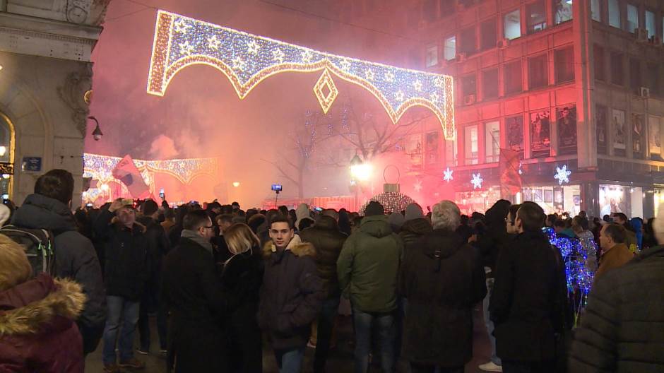 Protest ispred ambasade Crne Gore