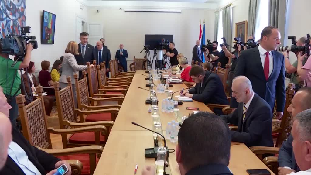 Prvi dan novih ministara - za neke lagan posao, a neki već upisali lapsuse