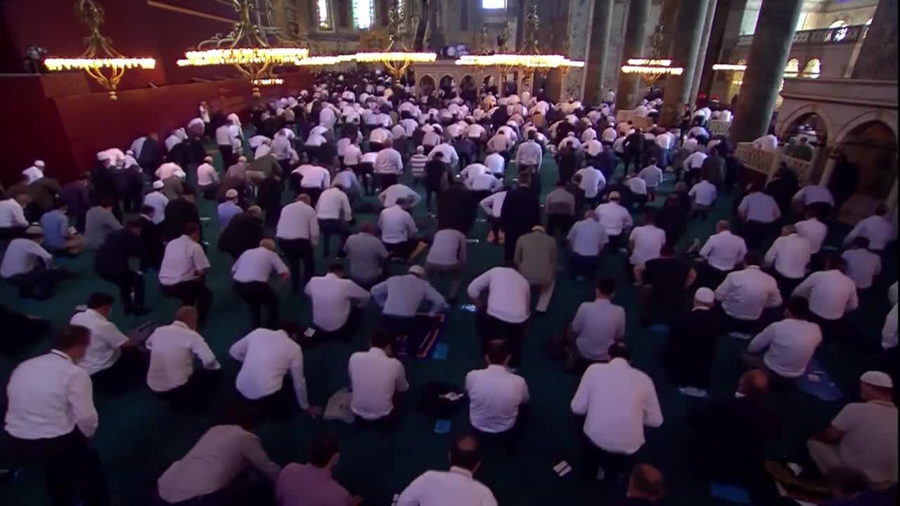 Prvi put nakon 86 godina tisuće muslimanskih vjernika molilo u Aji Sofiji