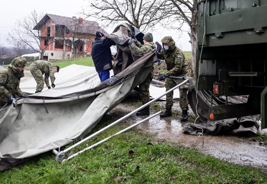 Postavljanje atora naselju "Èeko selo" u Petrinji