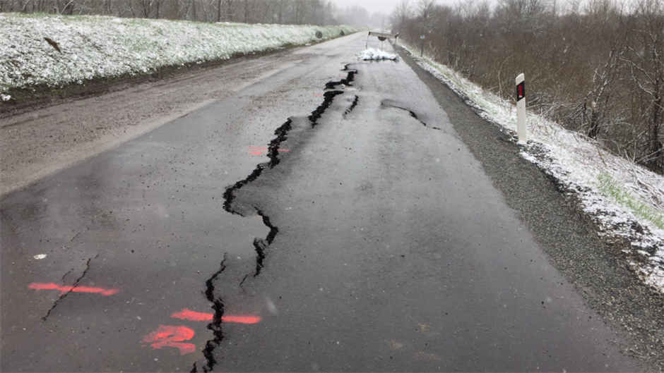 Pukla cesta u Uštici kraj Jasenovca2