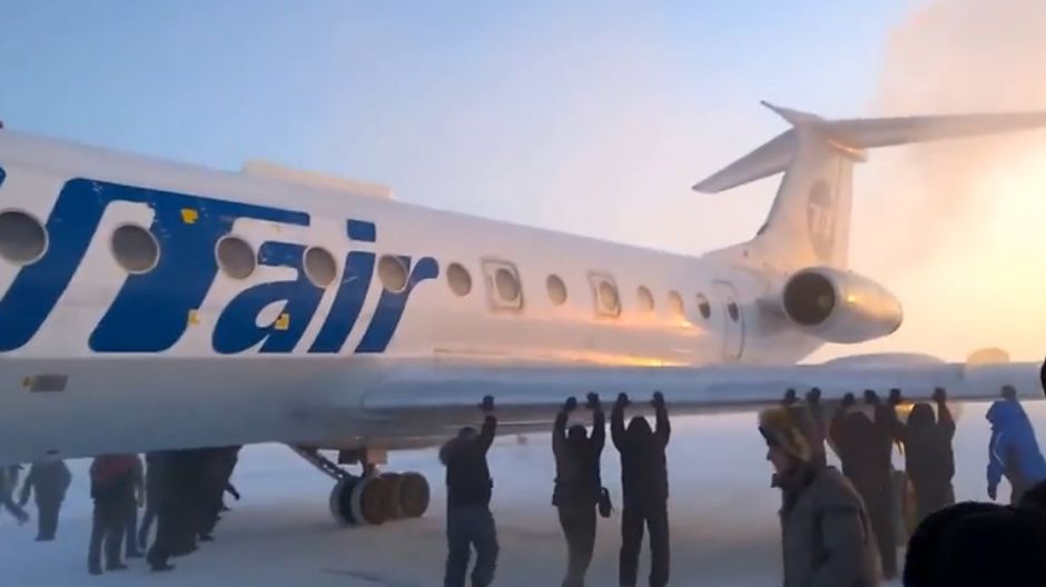 putnici guraju avion2