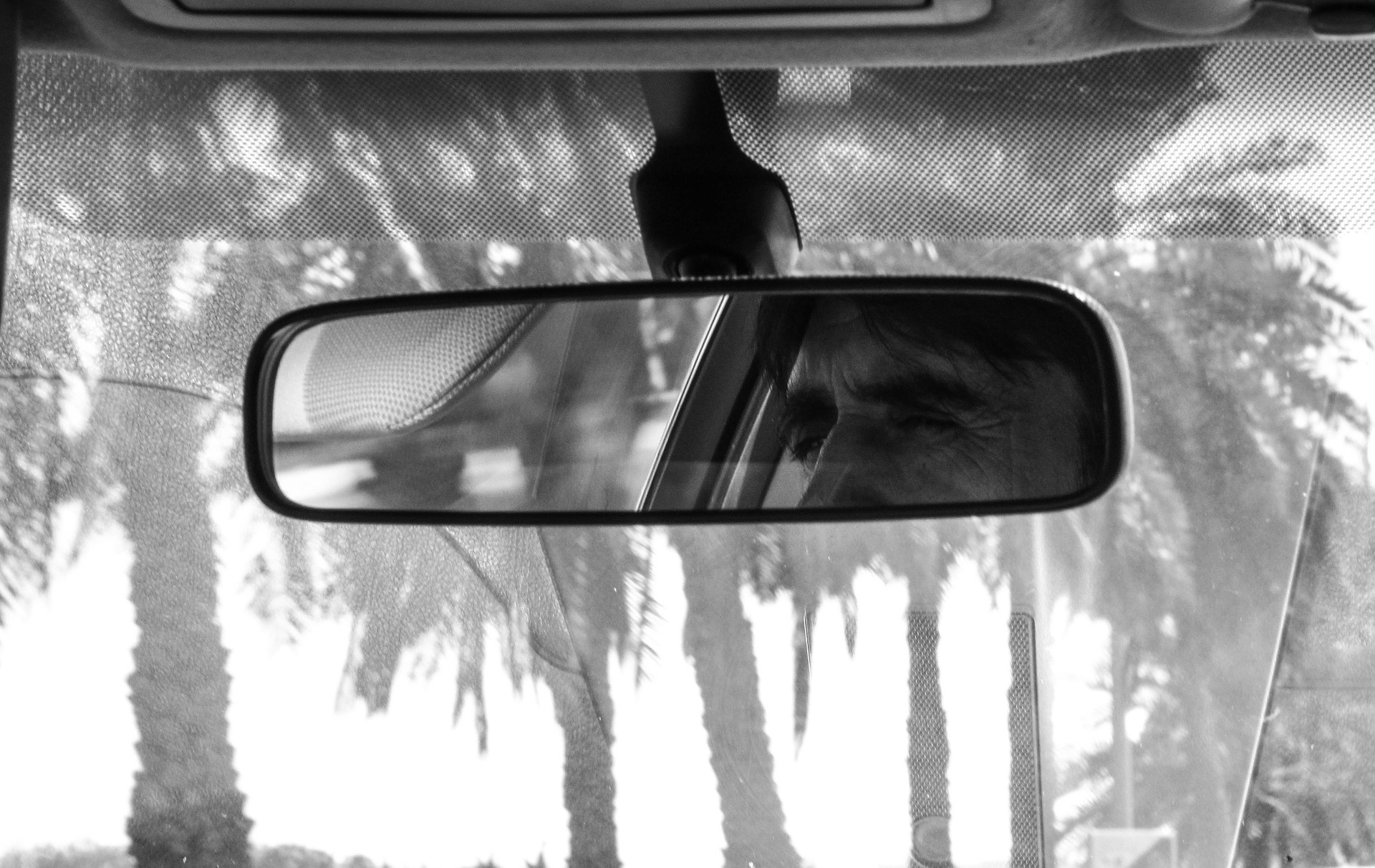 rear-mirror-491417_1920