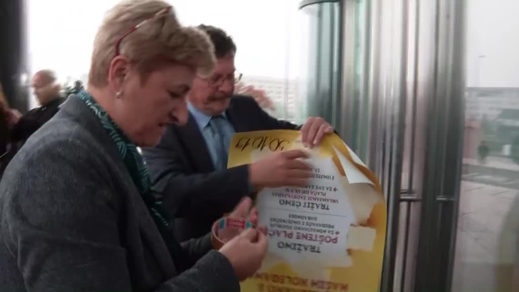 Ribić lijepio plakate na ulazu u NSK uoči predstavljanja prioriteta EU2020HR