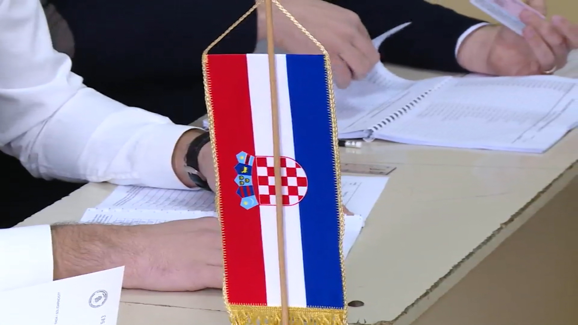 sa-izbori mostar-050120-djk-wmt.00_01_25_10.Still003