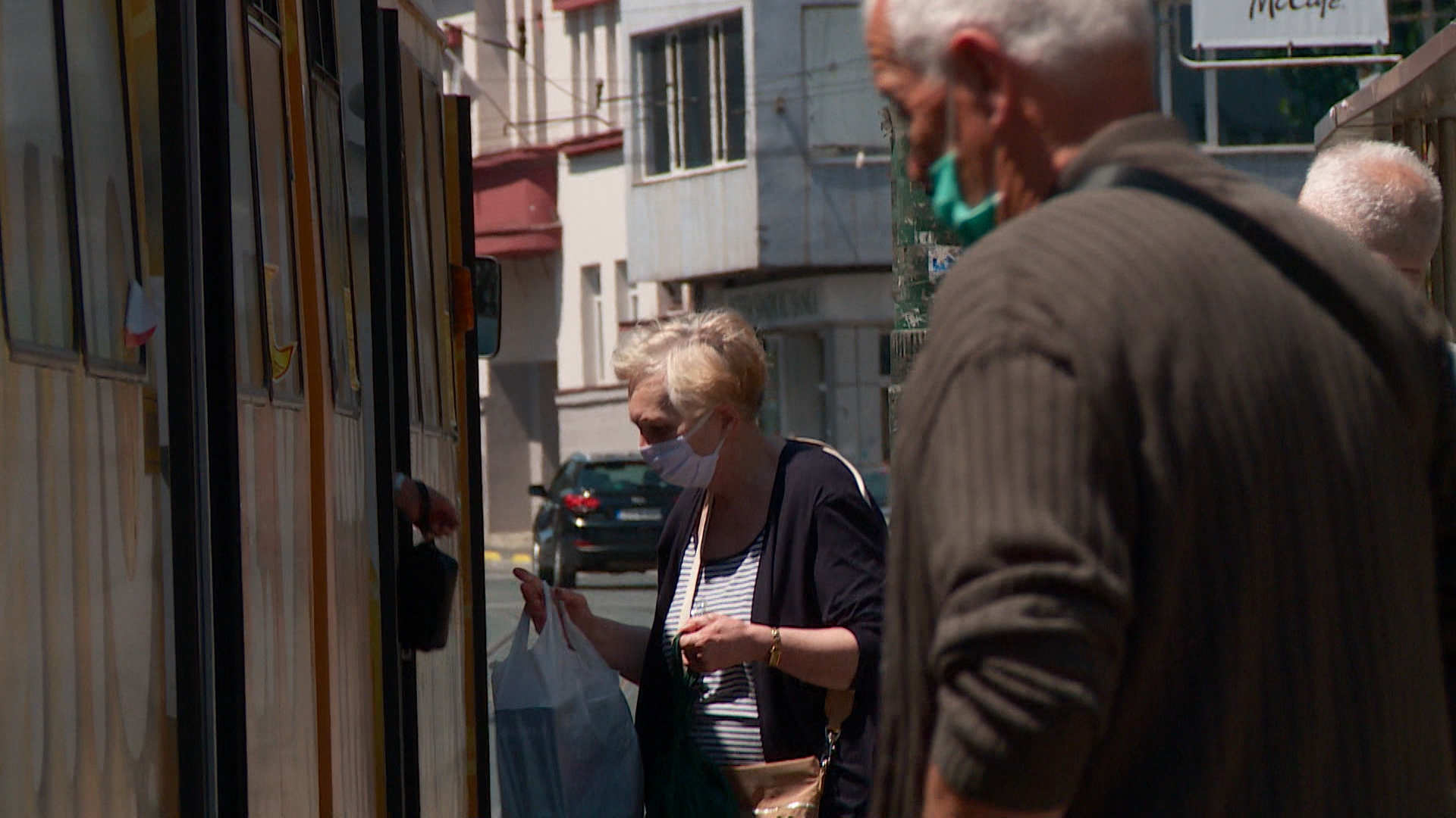 SA-KORONA LJUDI TRAMVAJ VO-IVA-1(20200716-150206976).mxf.00_00_04_22.Still001