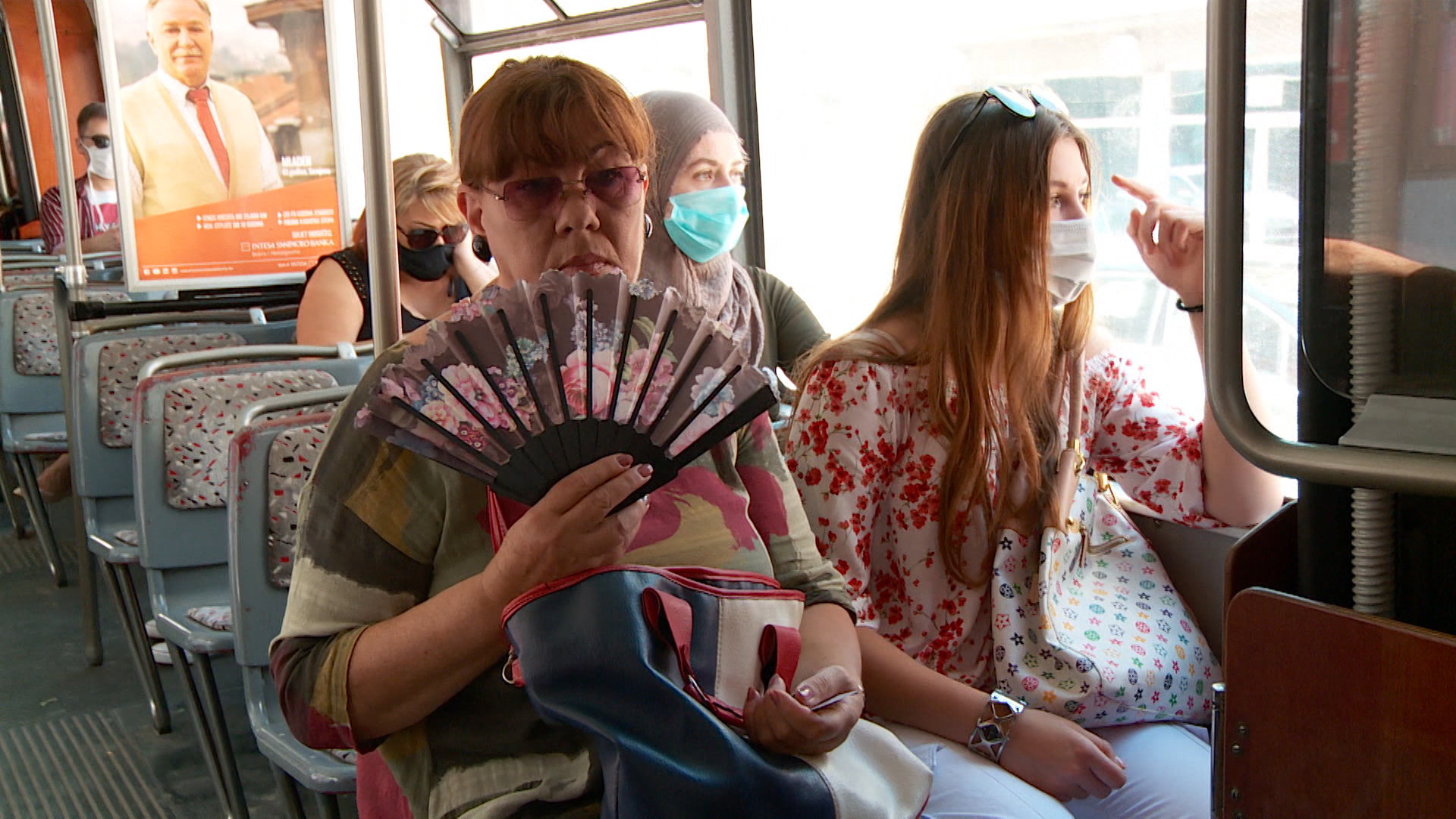 SA-KORONA LJUDI TRAMVAJ VO-IVA-1(20200716-150206976).mxf.00_00_27_01.Still004