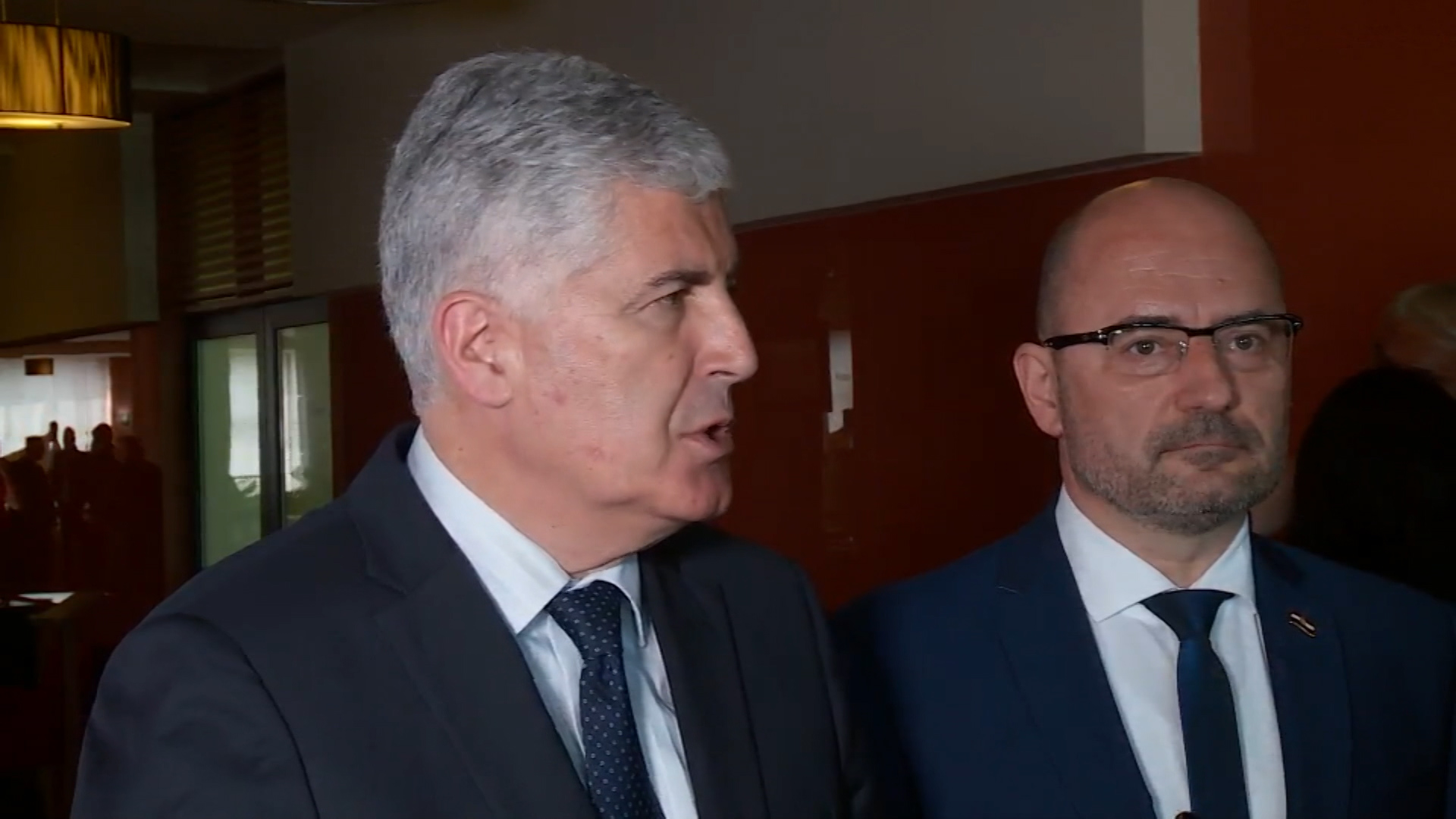 sa-live 1-1740-130618.00_11_50_00.Still001