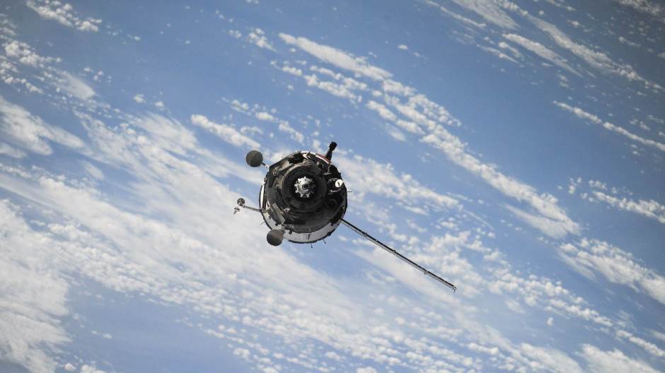 satellite-1030782_1920