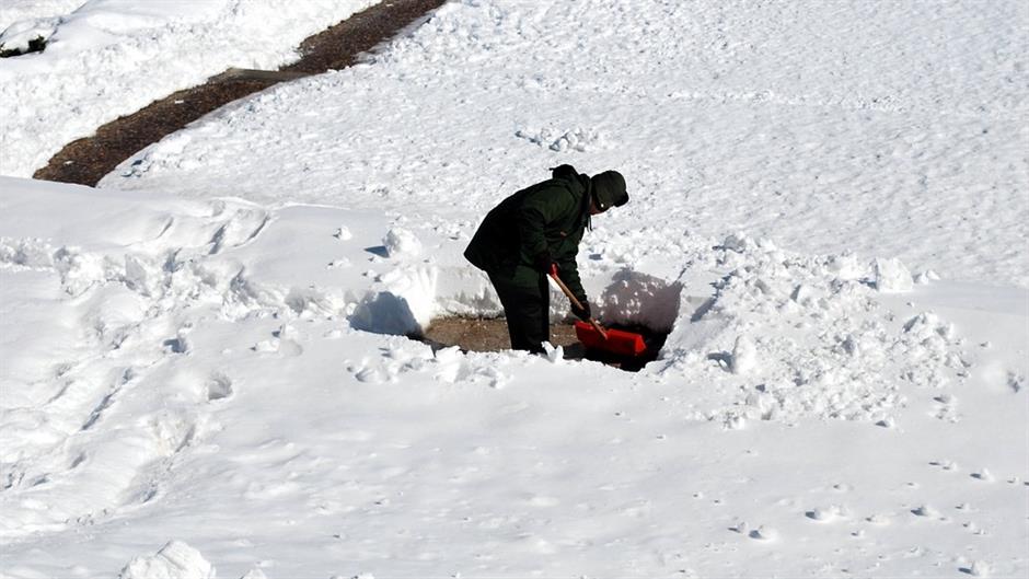 shoveling-17328_960_720