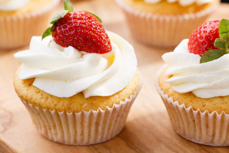 muffini, jagode, šlag