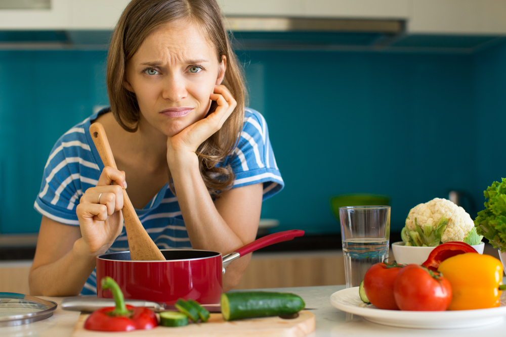 Dissatisfied,Woman,Cooking,Dish,In,Sauce,Pan