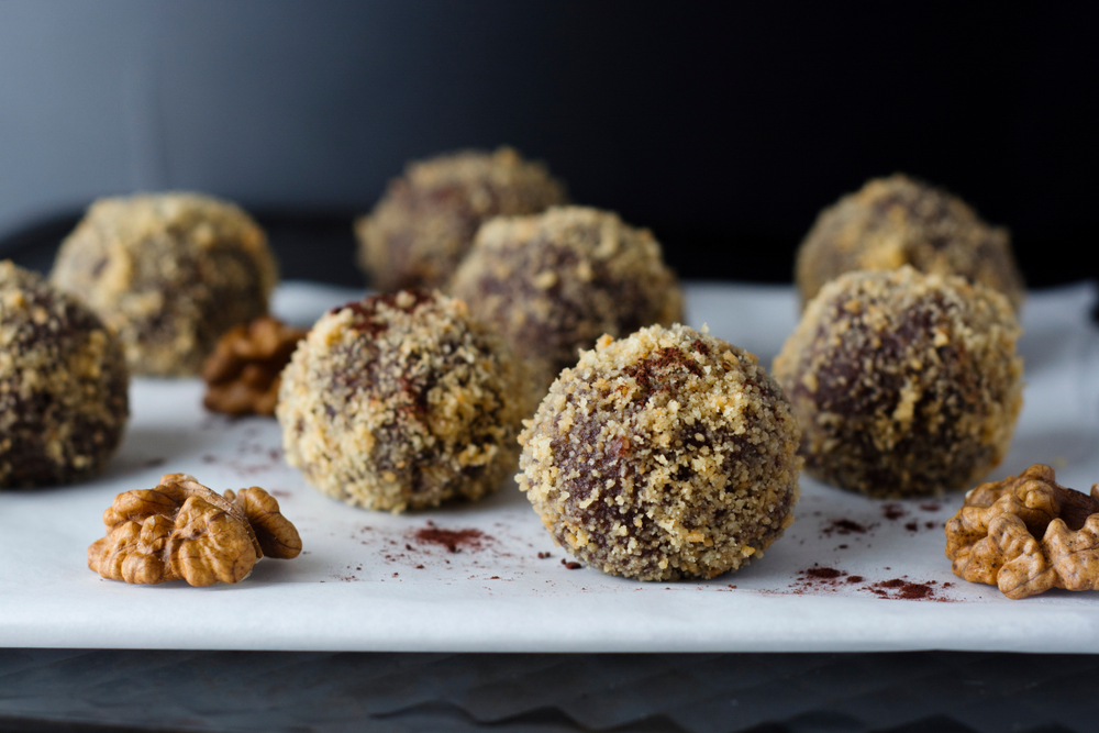 desert, čokoladne kuglice, orasi, datulje