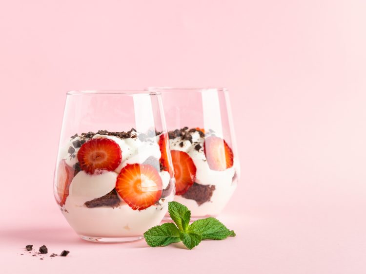 jagode, čokolada, vrhnje, desert