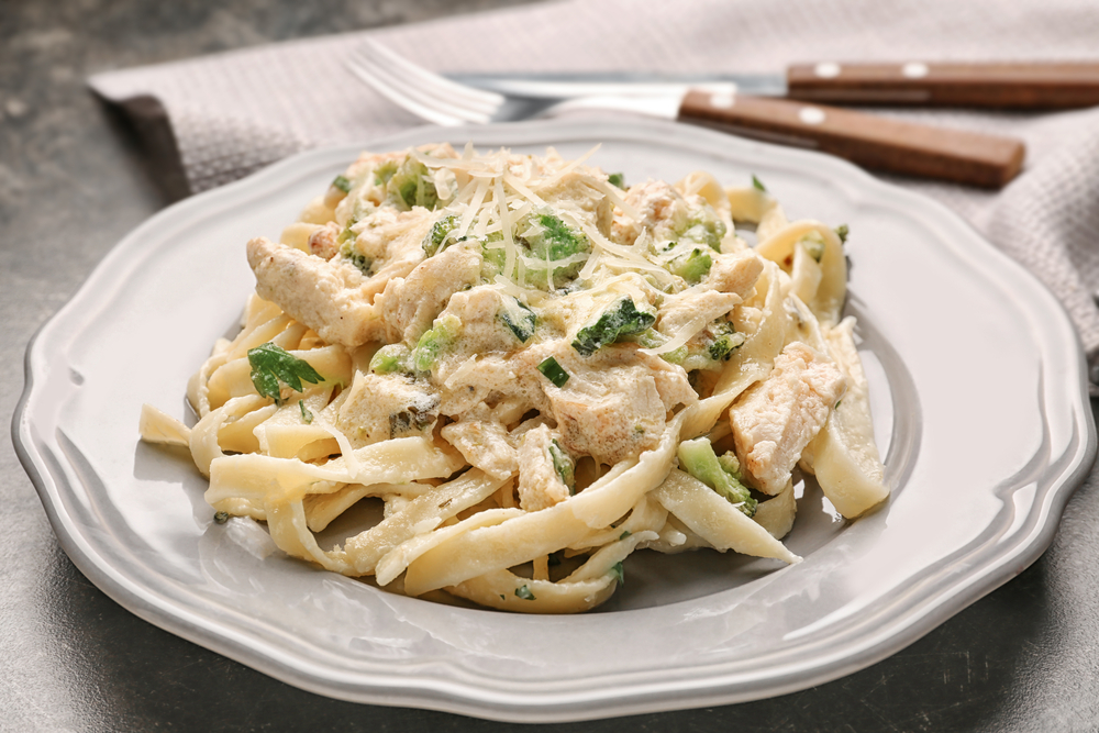 Plate,With,Delicious,Chicken,Alfredo,On,Table