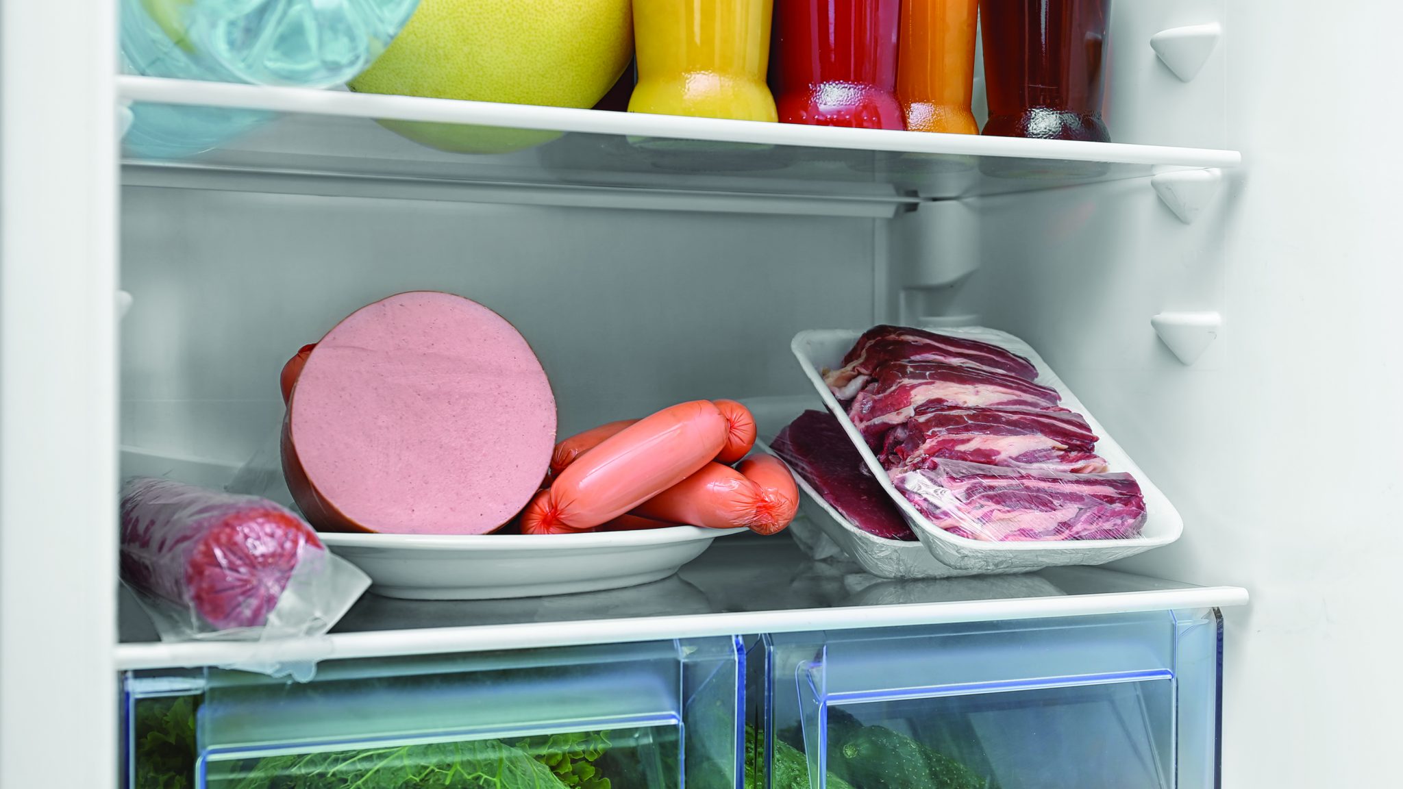 frižider, hrana, prehrana, namirnice, kobasica, šunka, crveno meso