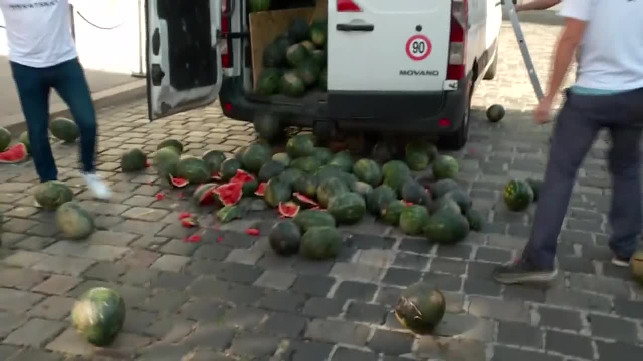 Sinčićev performans s lubenicama ispred Banskih dvora