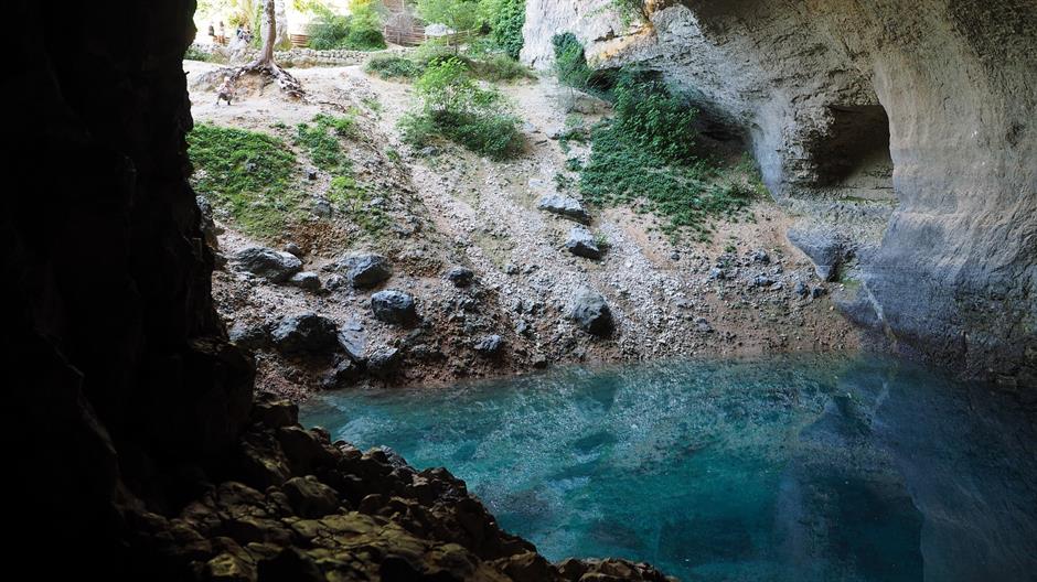 source-de-la-sorgue-1460427_1920