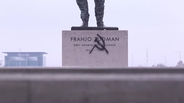 Srp i čekić osvanuo na spomeniku Franji Tuđmanu
