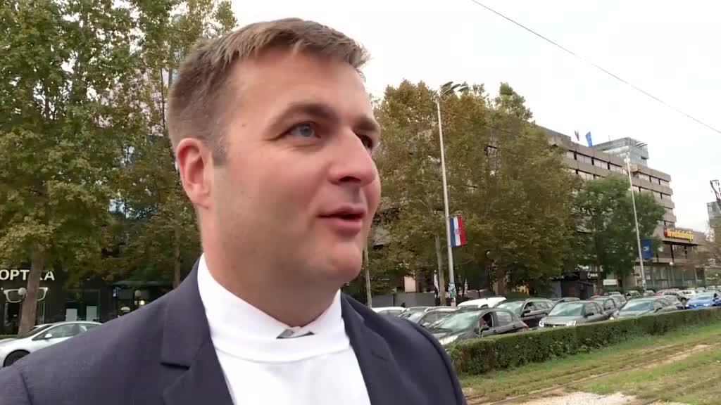 Svi uz predsjednicu, a od 1.1