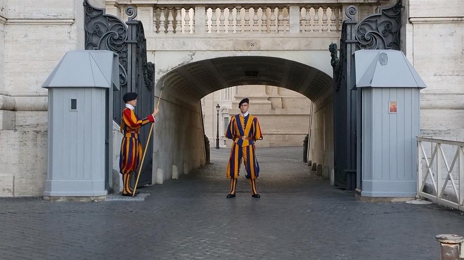 swiss-guard-1128857_960_720