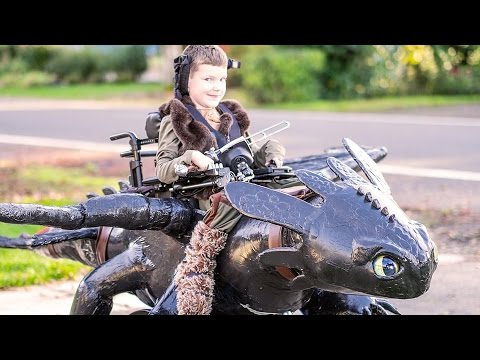 Tata radi kostime djeci u kolicima