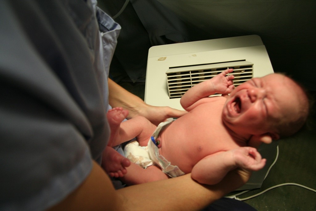 thumbnail_Zaatari kamp. Zbog velikih vrućina tek rođenu djecu doktori hlade pored prenosivih klima uređaja