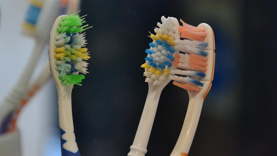 toothbrush-313768_1920