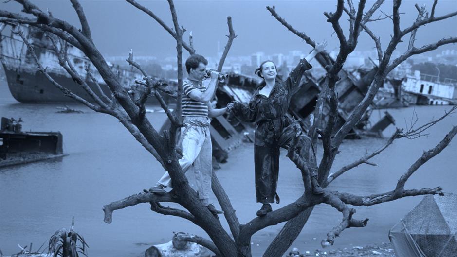 Tuvalu, Denis Lavant and Chulpan Khamatova on tree