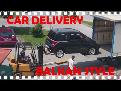 Utovarili auto na šleper - viljuškarom