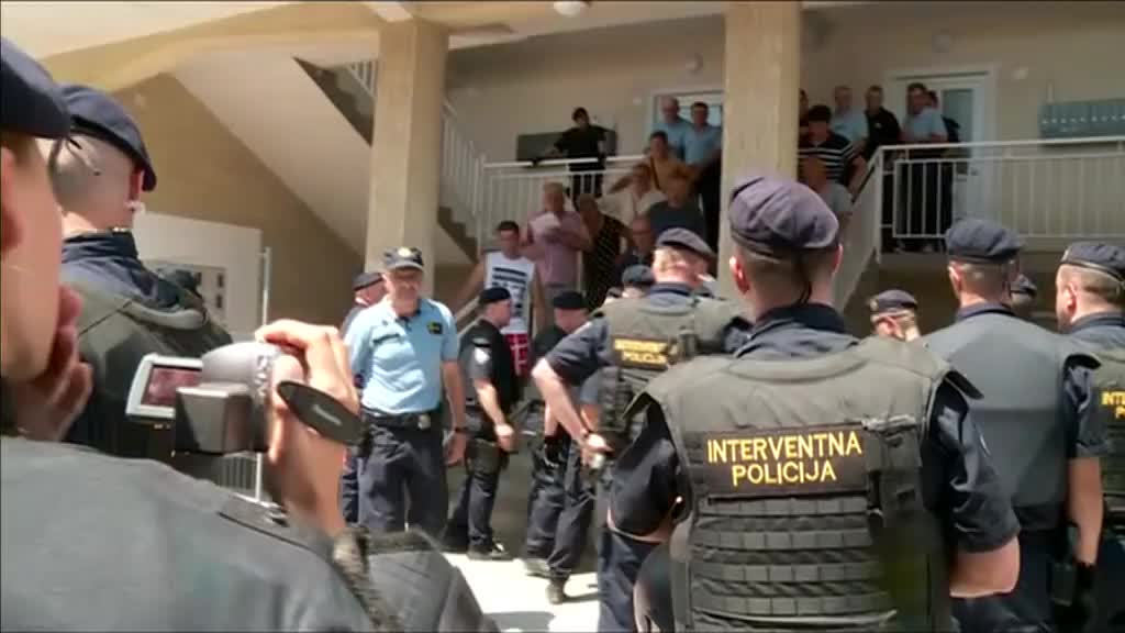 UZNEMIRUJUĆA SNIMKA/ Policija odnosi građane u Petruševcu