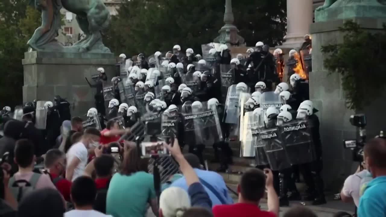 Velike prosvjede diljem Srbije u srijedu obilježila brutalnost policije