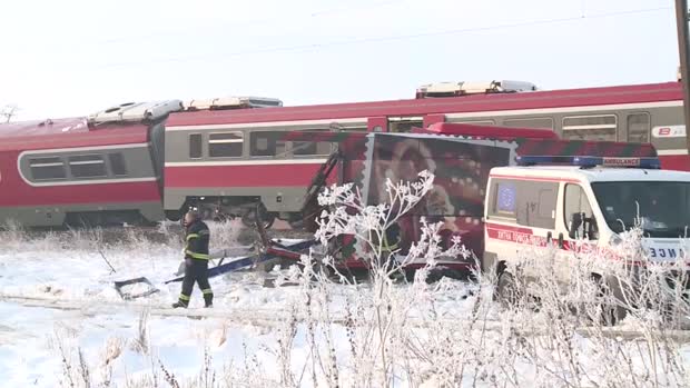 Vlak prepolovio autobus kod Niša, troje poginulih