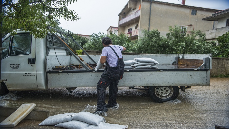 Vodice, poplava, kamion_CROPIX_Nikolina Vuković Stipaničev