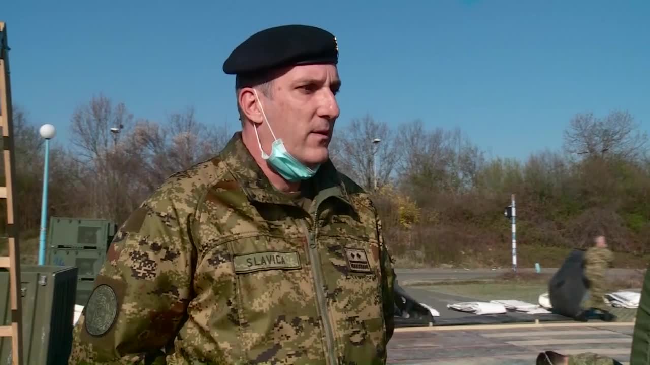 Vojska podiže šatore ispred KB Dubrava