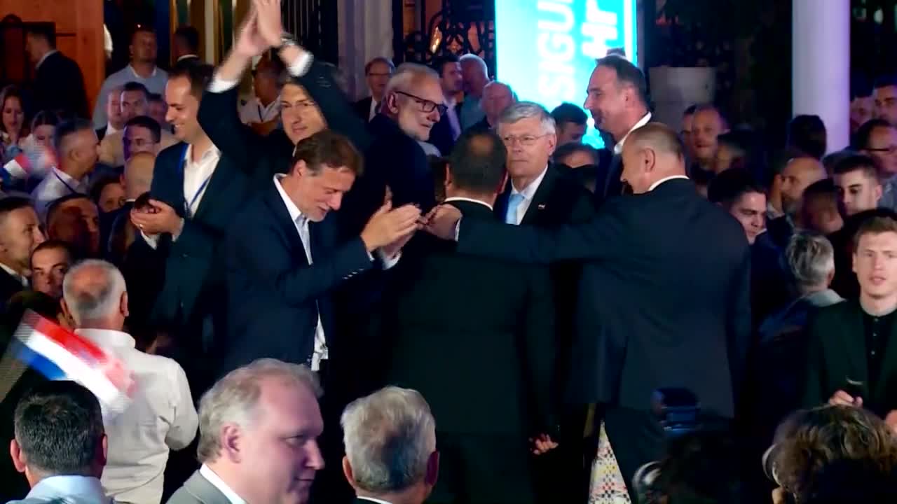 Zagrljaji, poljupci, rukovanje u izbornoj noći, a već dan poslije - najave o pooštravanju mjera