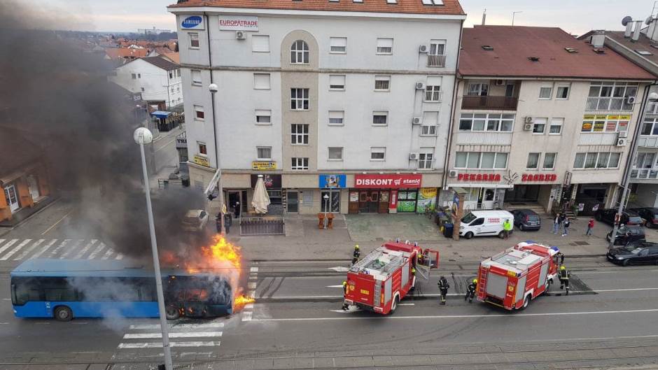 Zapaljen bus