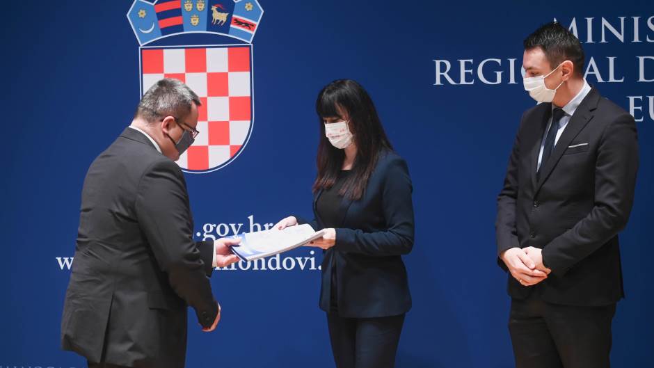 Zdravko Zajec-direktor HEP-Toplinarstva -Nataša Tramišak-ministrica regionalnog razvoja i fondova EU-Tomislav Petric - ravnatelj SAFU