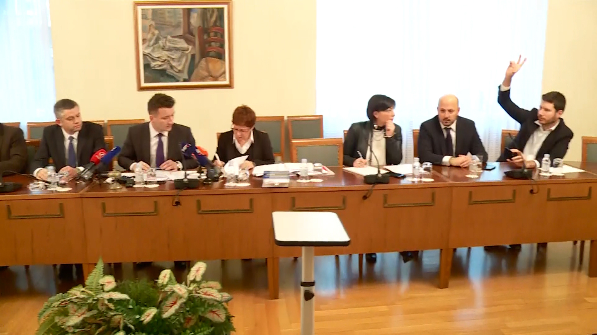 zg-live 1-0835-100217-emk.Still003